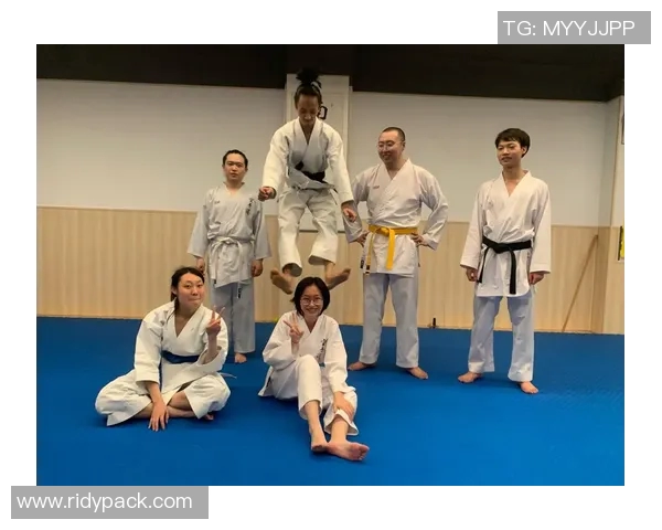 空手道与足球的完美结合揭秘空手道足球明星的训练与成就 空手道与足球的完美结合揭秘空手道足球明星的训练与成就